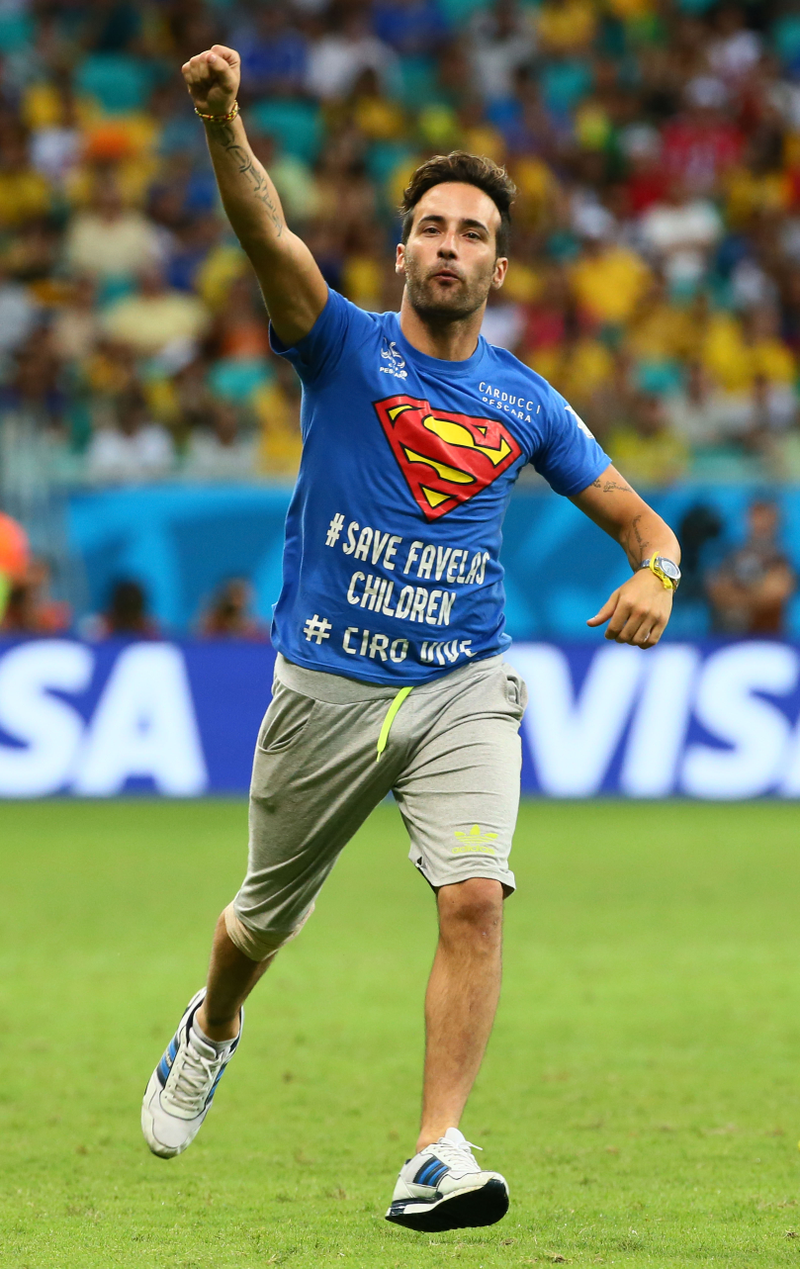 Illustration for article titled Here's The Idiot On The Field During USA-Belgium